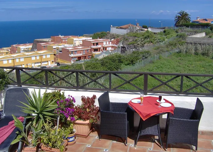 Mit Kleiner Innenhof-terrasse Im Rustikalen Stil * イコー・デ・ロス・ビノス