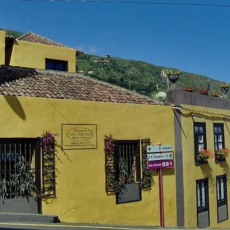 Mit Kleiner Innenhof-terrasse Im Rustikalen Stil