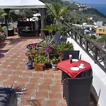 Mit Kleiner Innenhof-terrasse Im Rustikalen Stil Apartment