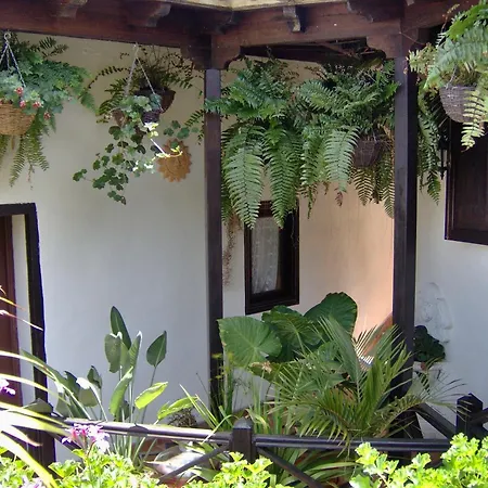 Apartment Mit Kleiner Innenhof-terrasse Im Rustikalen Stil *