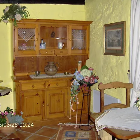 Mit Kleiner Innenhof-terrasse Im Rustikalen Stil *