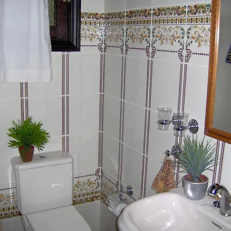 Mit Kleiner Innenhof-terrasse Im Rustikalen Stil *